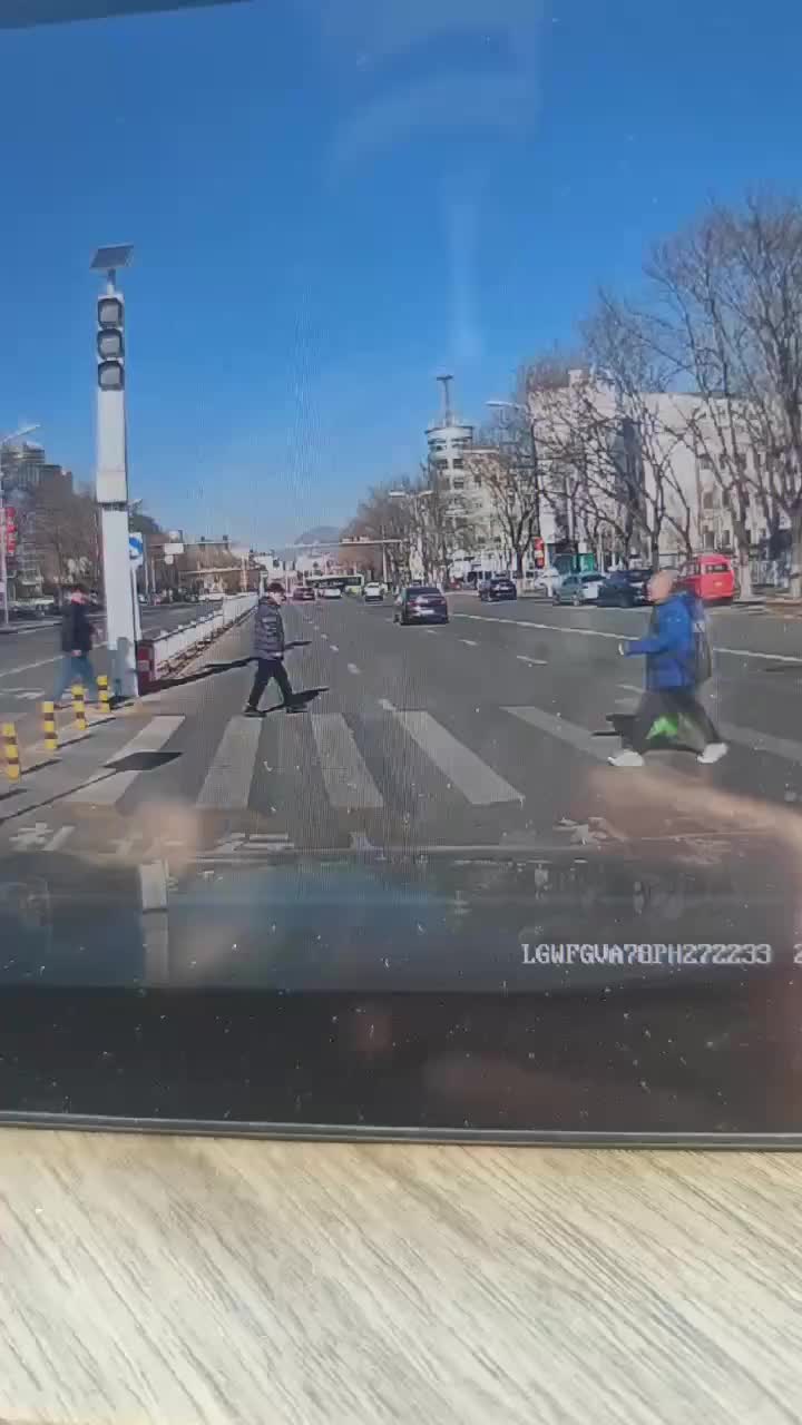 这是在干什么睡眠真好，倒地就睡！