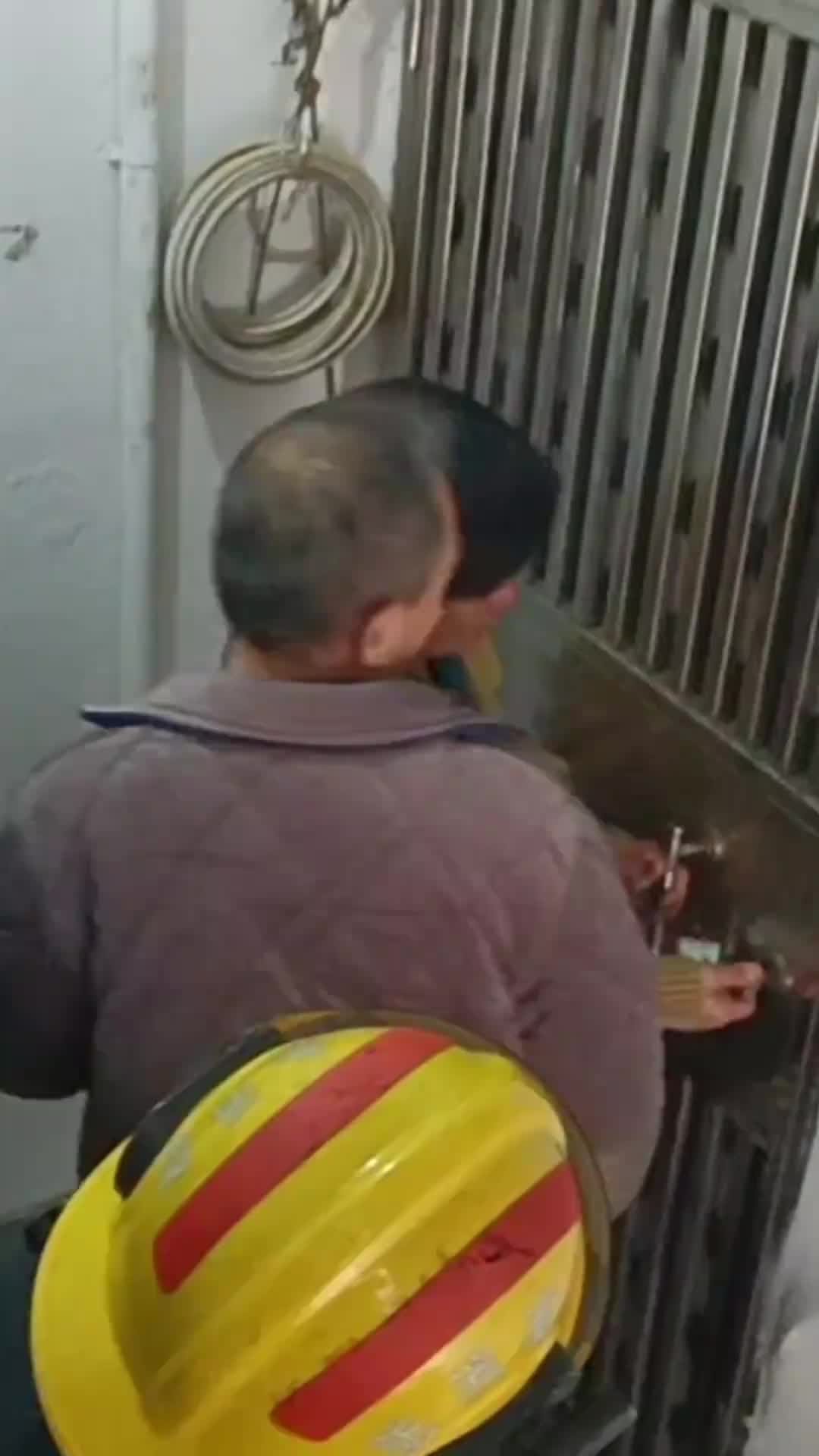 高龄老人独自反锁在家失联，消防员紧急破门救援！