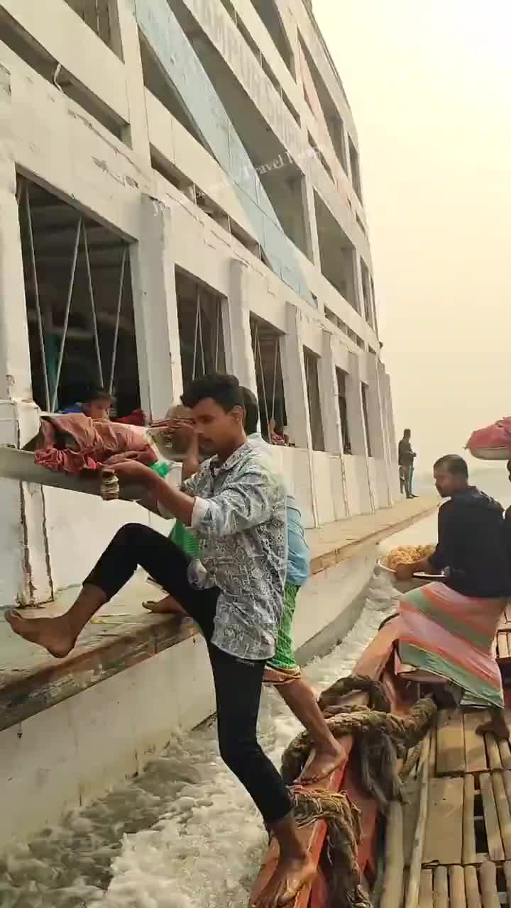 这上船方式真的很原始啊！