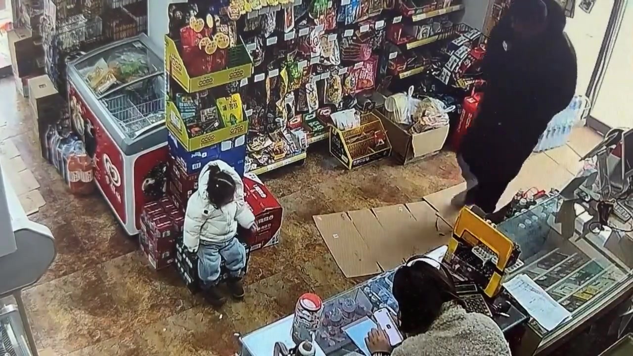 小朋友：不瞒你说，我年纪轻轻就会跳街舞，还能倒立