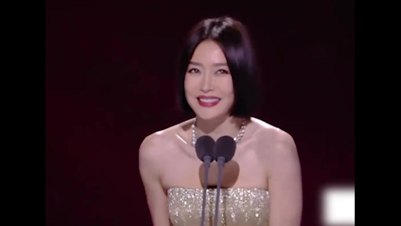 女明星上台讲话也会卡壳的呀
