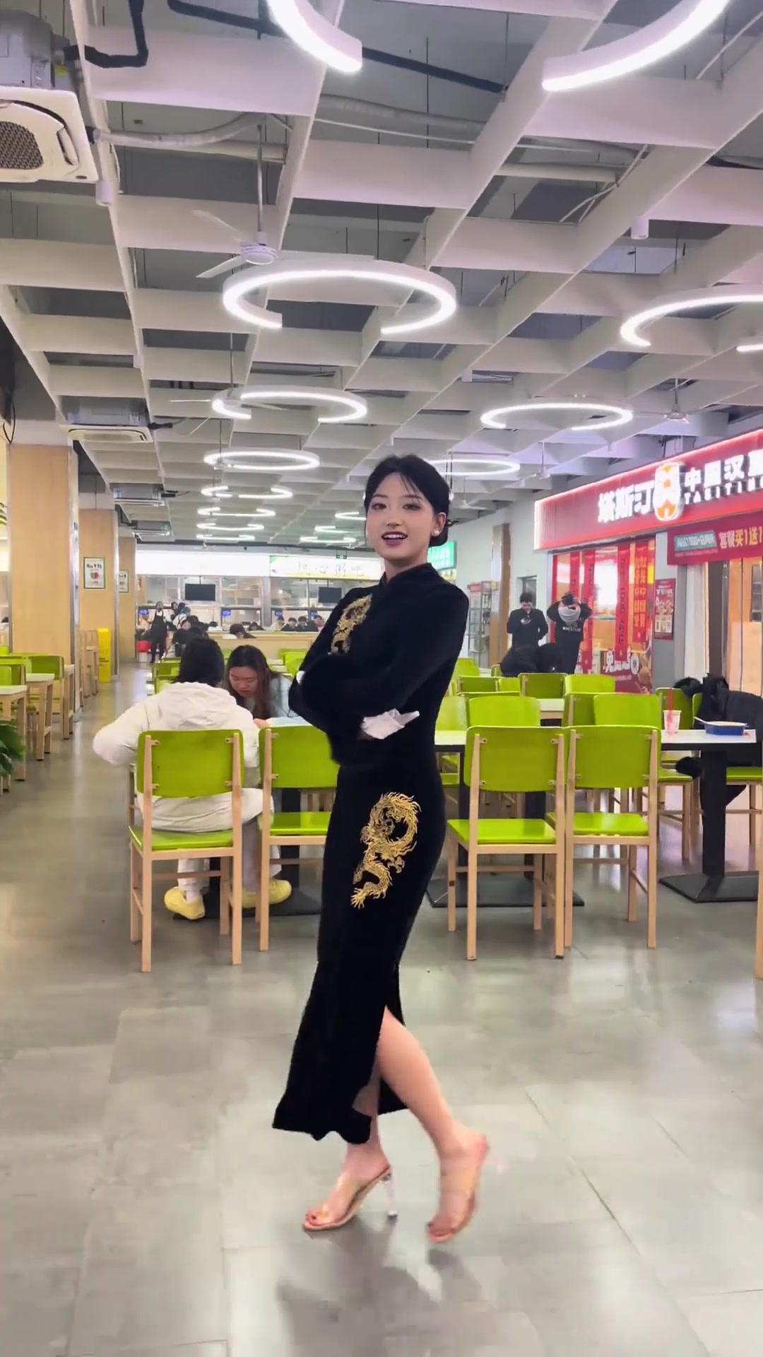 大学里要遇到这么社牛的学姐，我是真不敢靠近啊