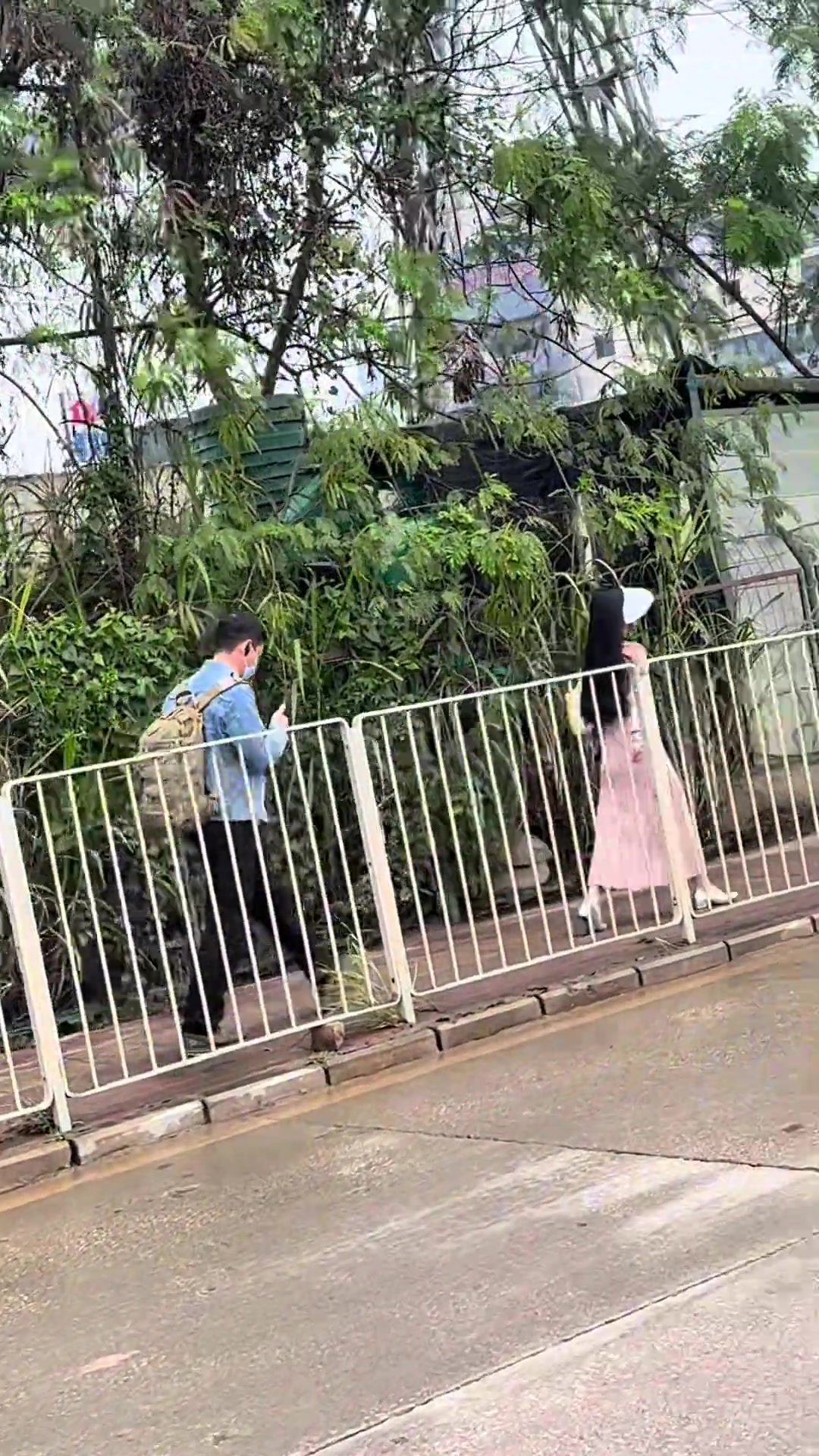 这动作！女子是被后面那个男的偷拍了吗