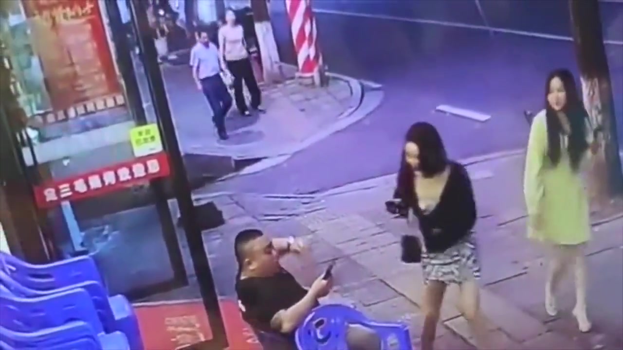 幸亏是小姐姐，要是个男的吓唬小哥，结局就不一样了