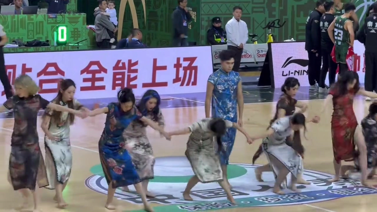 别人都是表演，这两个是真撞晕了