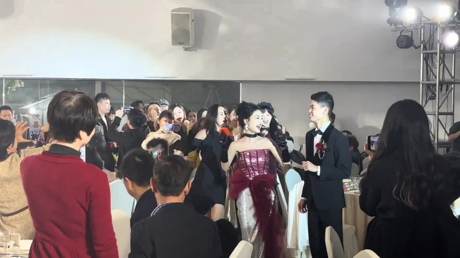 后面这群闺蜜也不一般啊，懂的自然懂