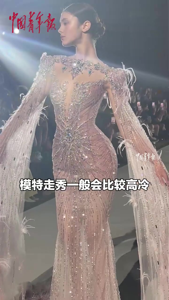 18岁俄罗斯模特在中国婚纱秀，听到观众的惊呼声忍不住笑场