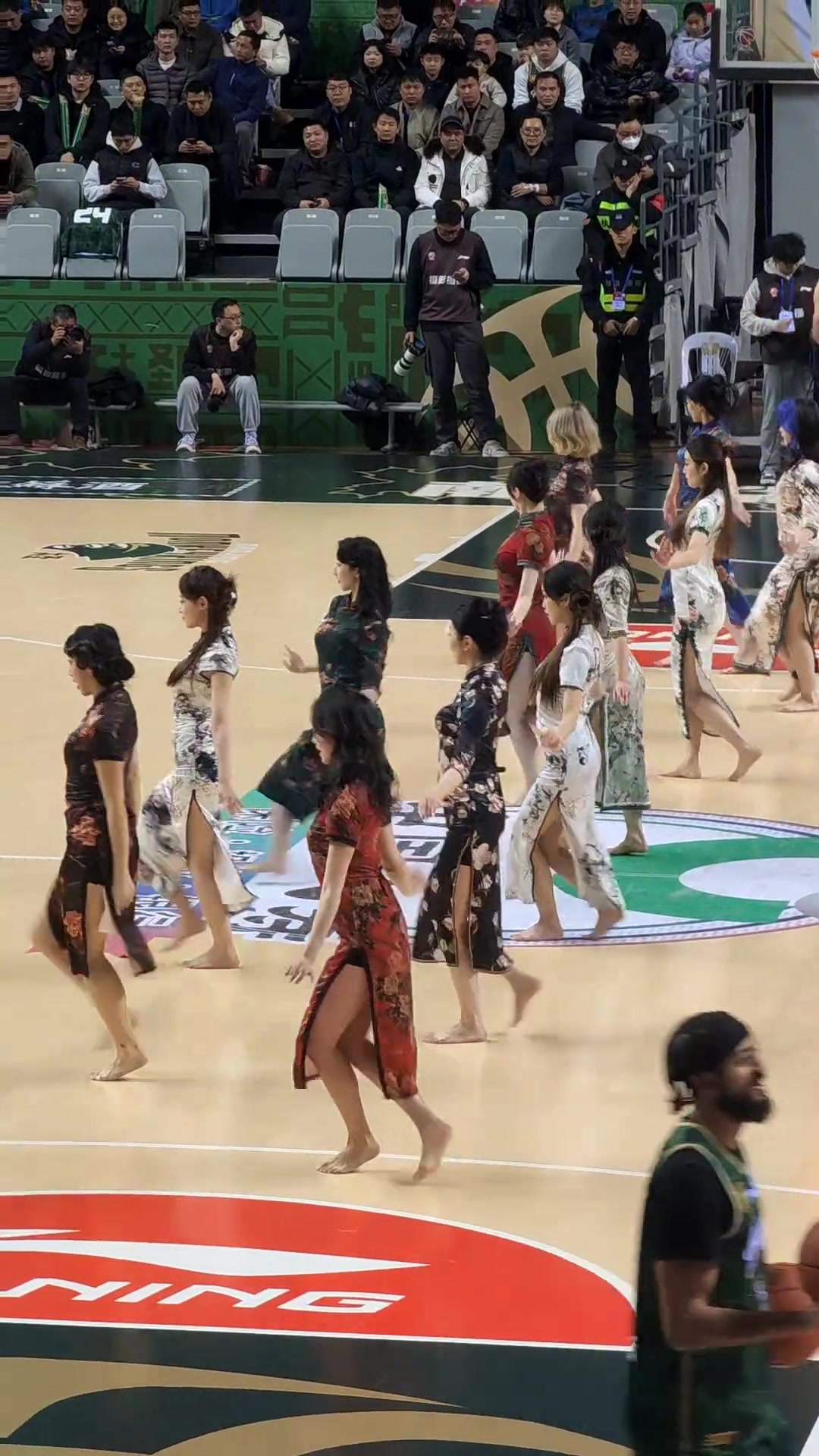 南京同曦啦啦队致敬金陵十二钗主题的旗袍表演但为什么光脚