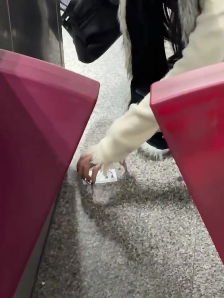 一直很好奇，她们做完美甲以后，上厕所擦屁屁怎么弄