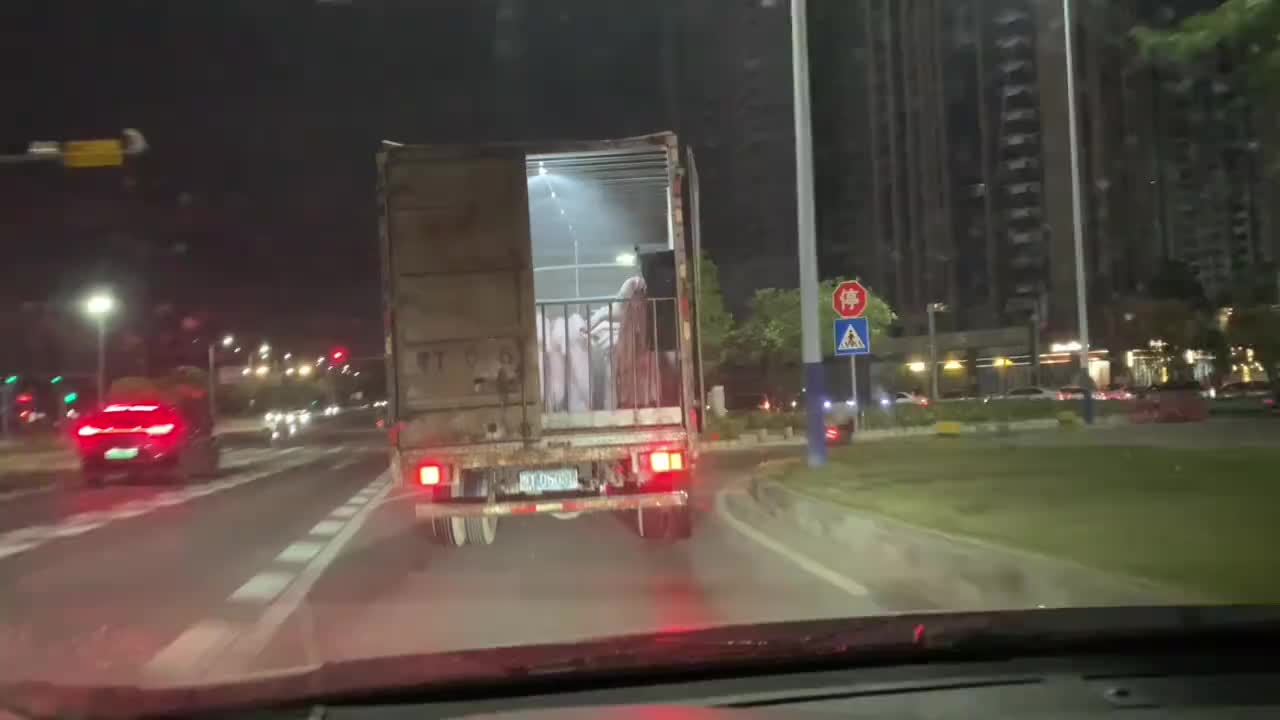 这是忘记关门了还是故意透气的