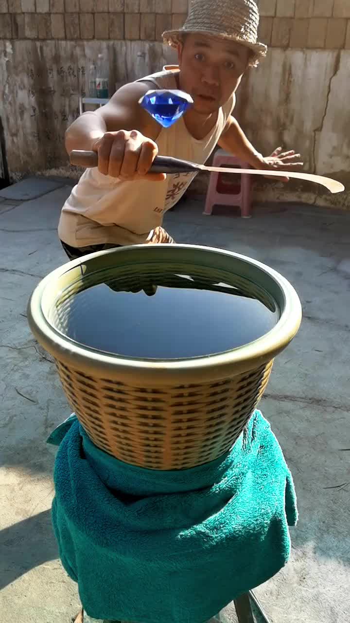 这应该叫挥刀断水流吧！