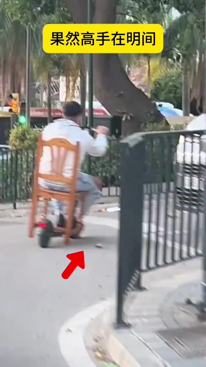 警察说：把那个骑椅子上路的给我逮住