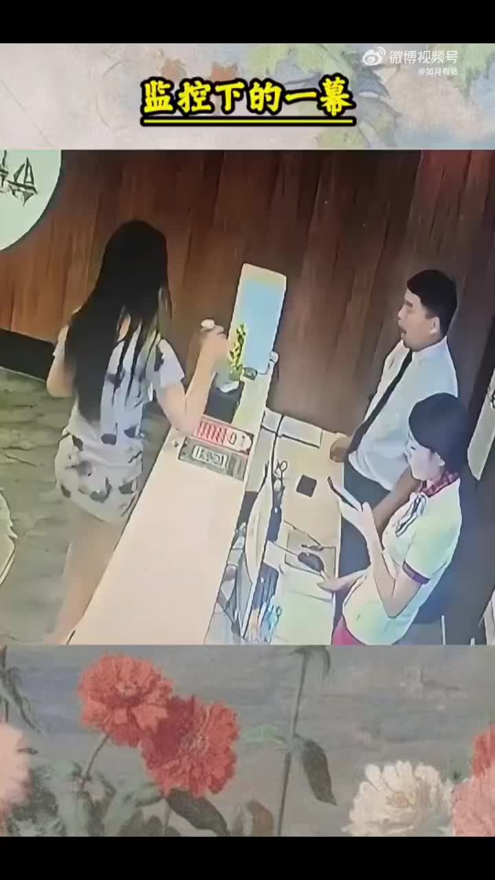 这撞掉的是啥啊吓得都不敢动了，这下估计要赔了！