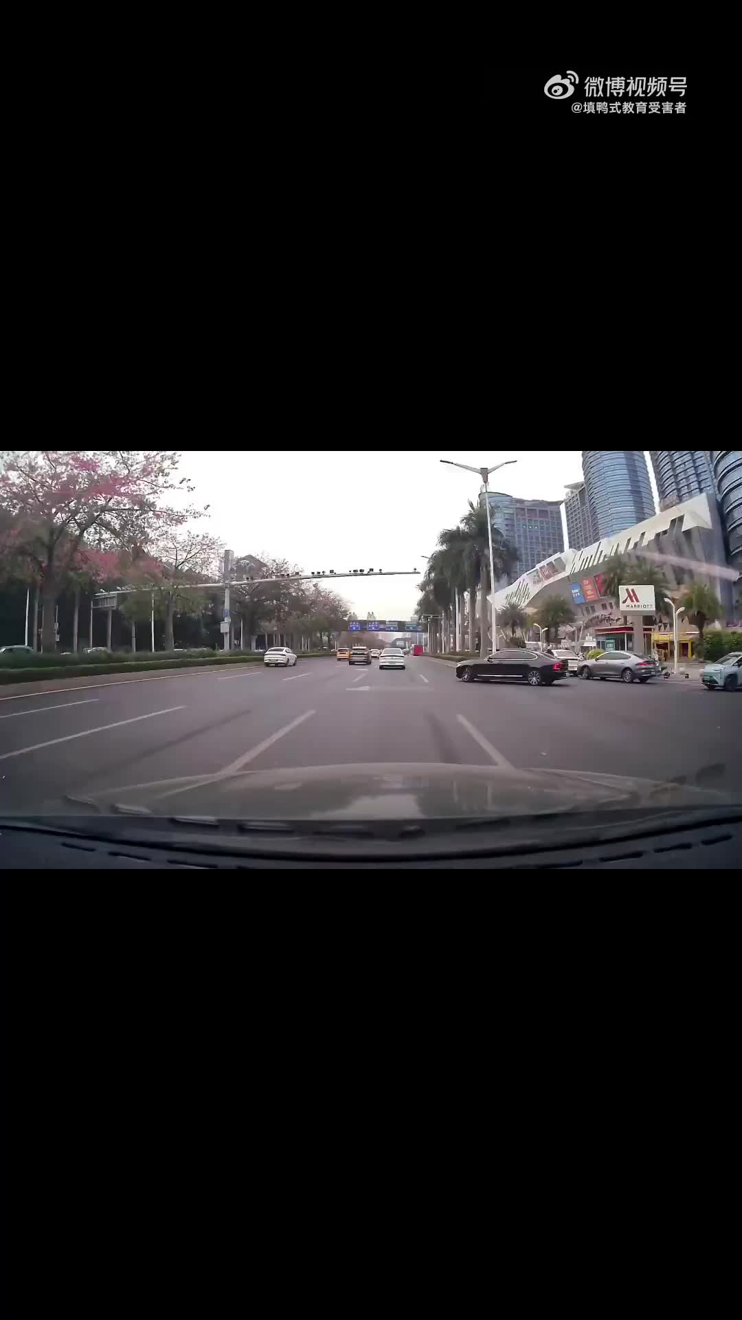 这是横跨了三个车道了吧