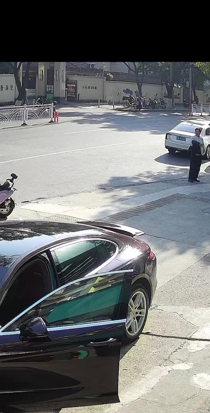 一个转弯不打灯，一个反道超车，不知道怎么判定责任