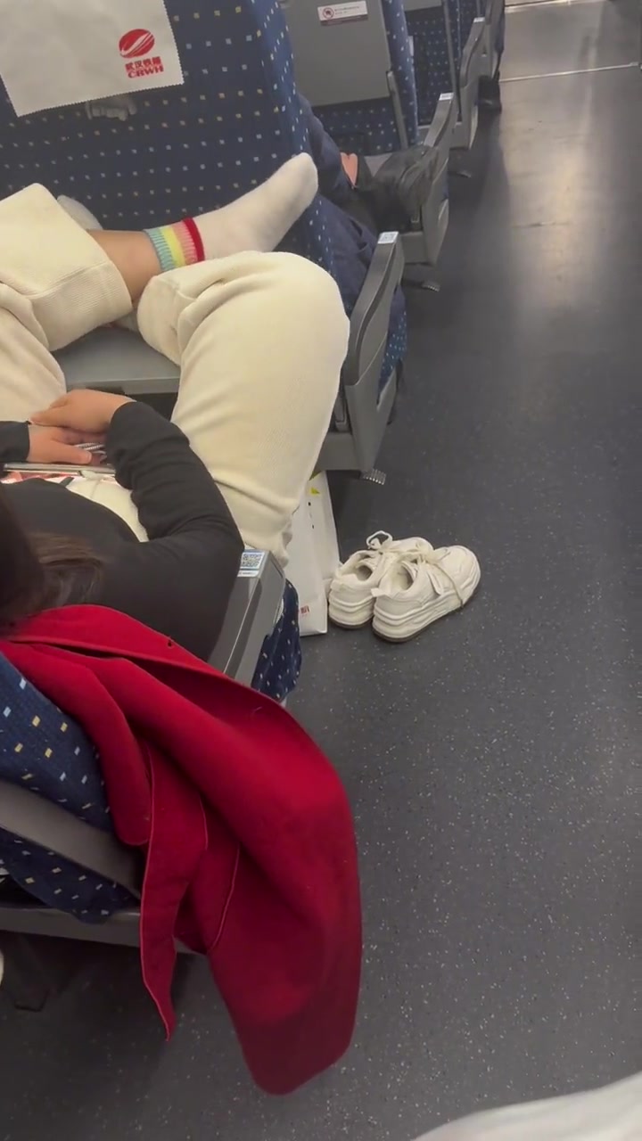 女子看不惯乘客把脚架小桌板上，接直把人鞋子扔了