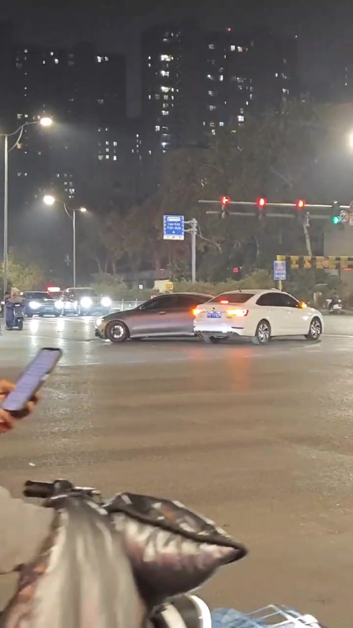 撞完开车就跑，谁给他的勇气