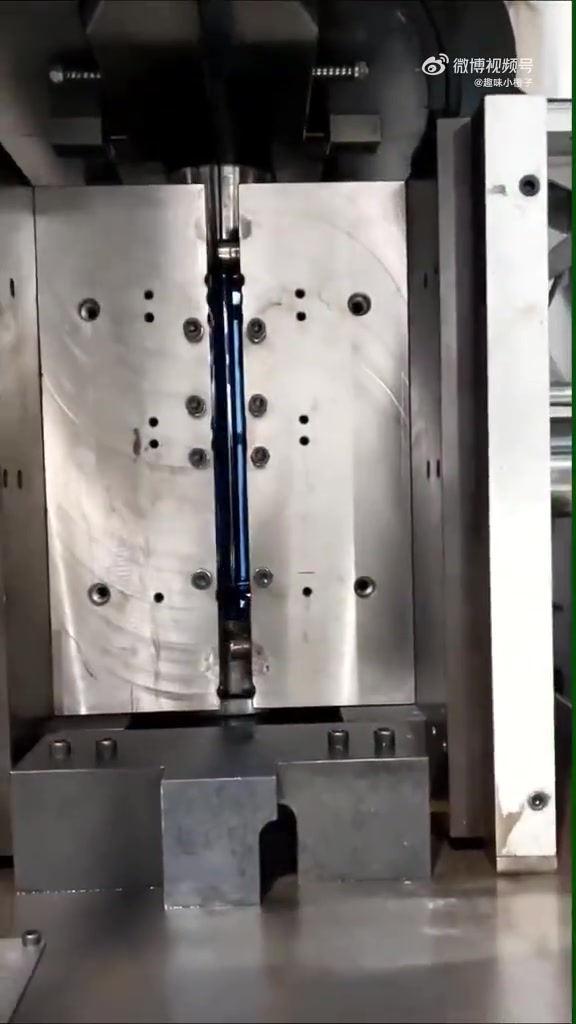 原来桶装水的水桶是这样制作的，不得不说，这效率是真高呀