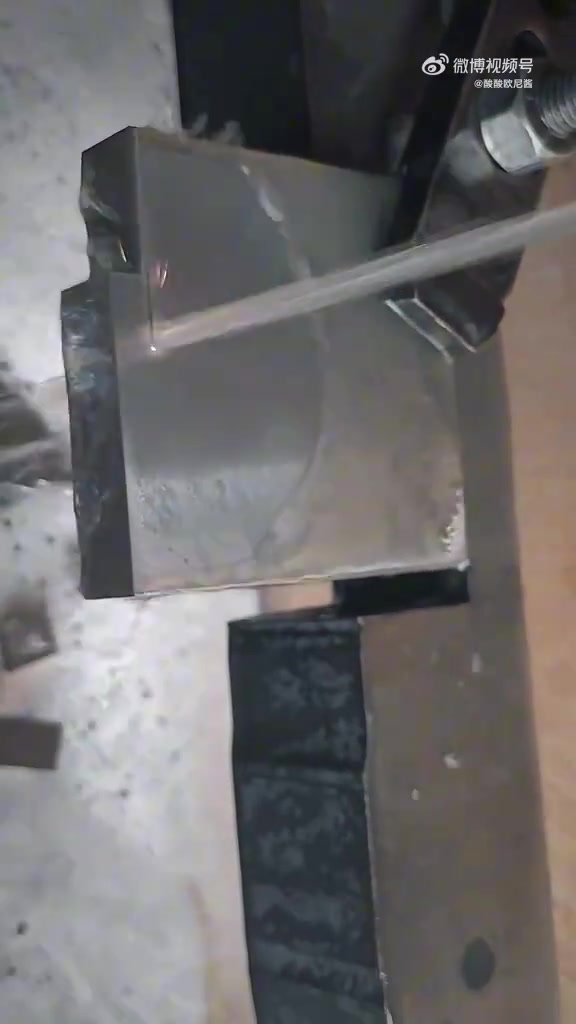 水流切割钢板的过程，比激光还锋利！