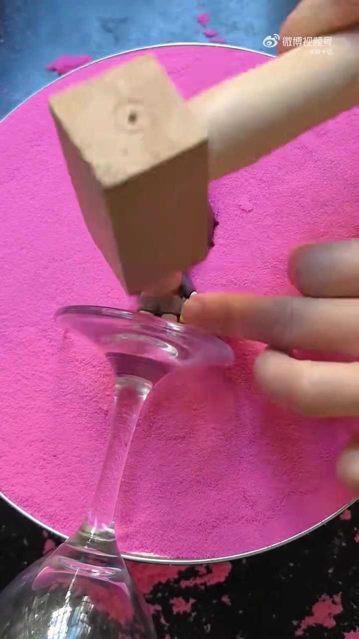 铁水浇筑各种创意造型！这下面是沙子吗