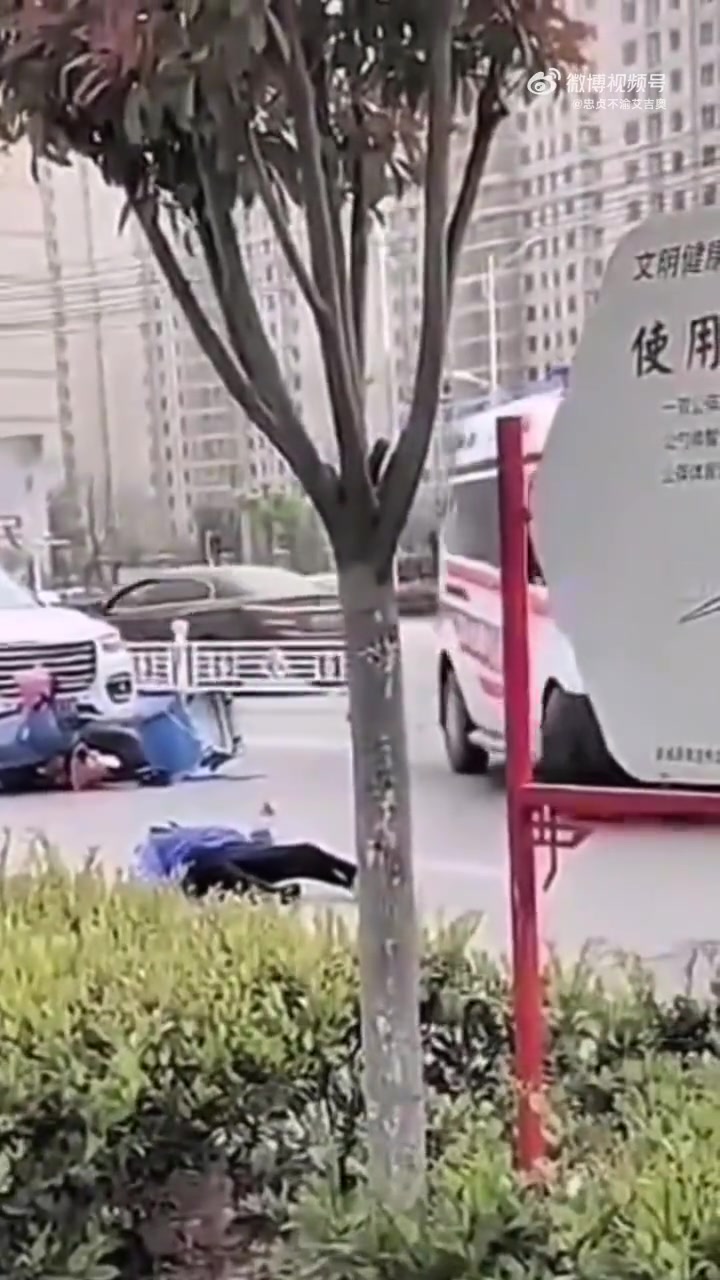 卧槽，这人也太倒霉了吧被撞飞后又被救护车碾压