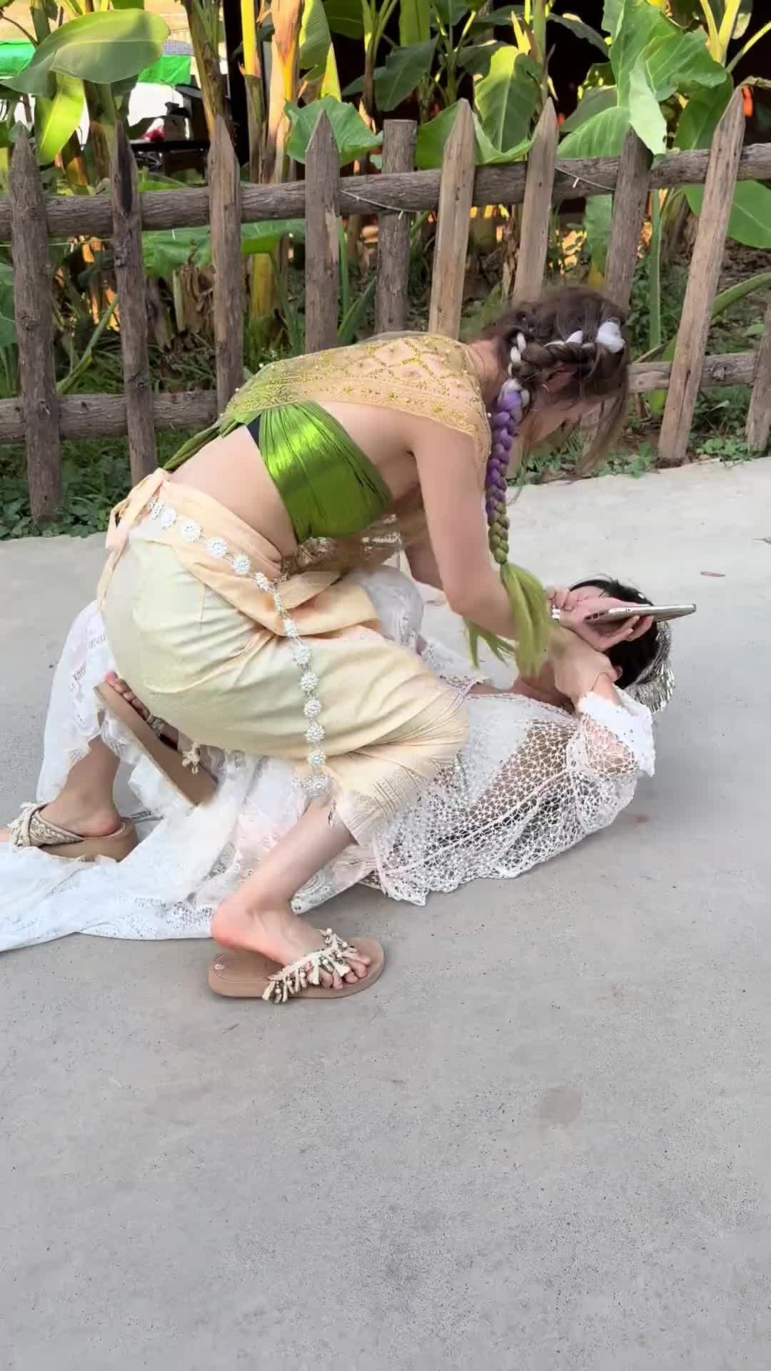 女生打架就喜欢相互脱衣服吗