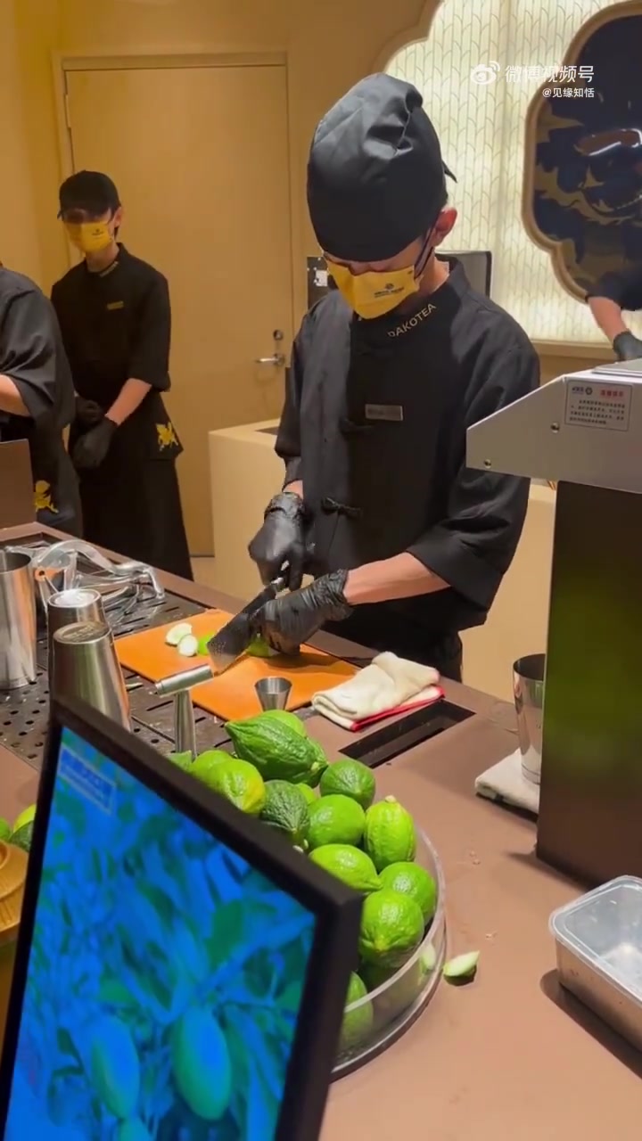 感觉柠檬茶店员没点刀功都没资格来摇柠檬茶