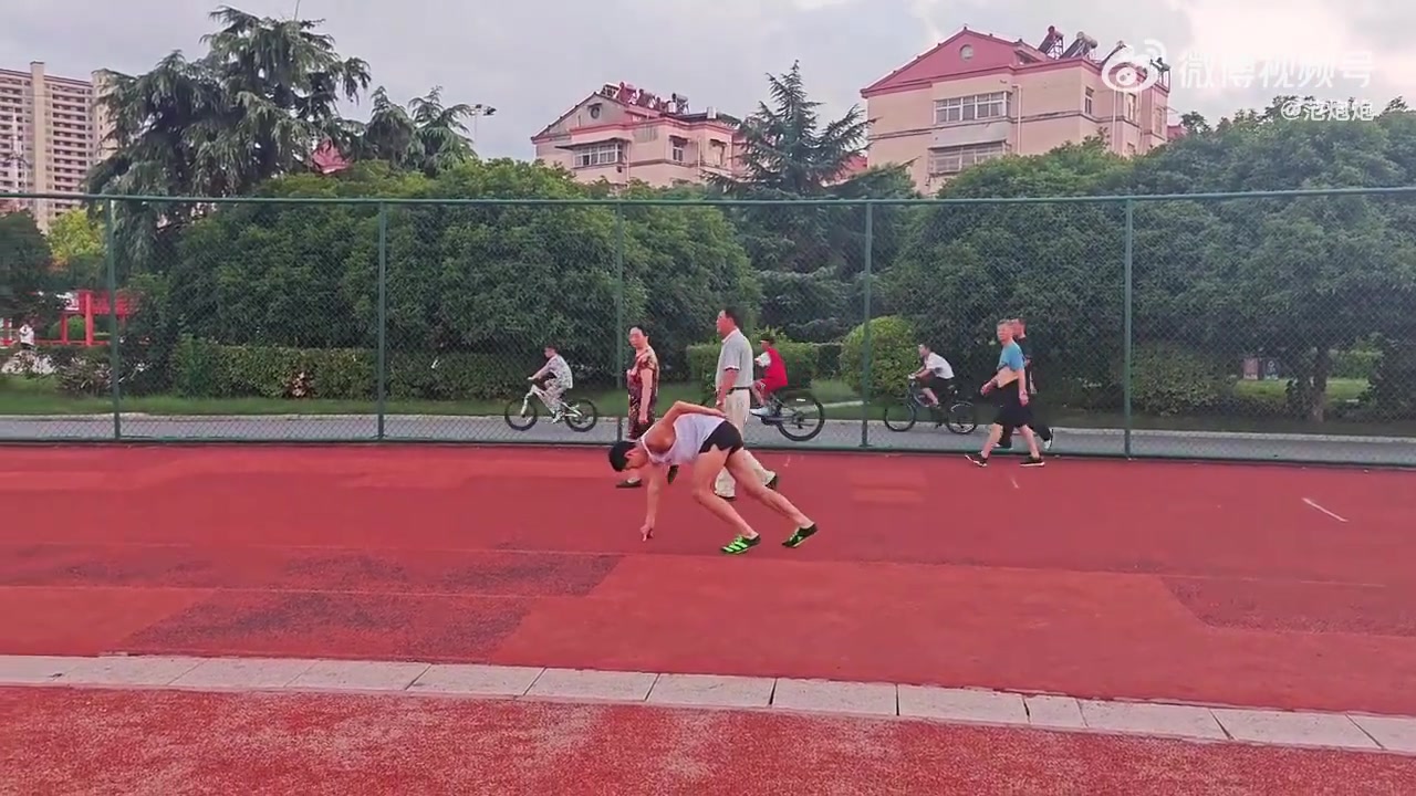 专业跑道，孩子受伤，这种情况跑步的人应该负责吗