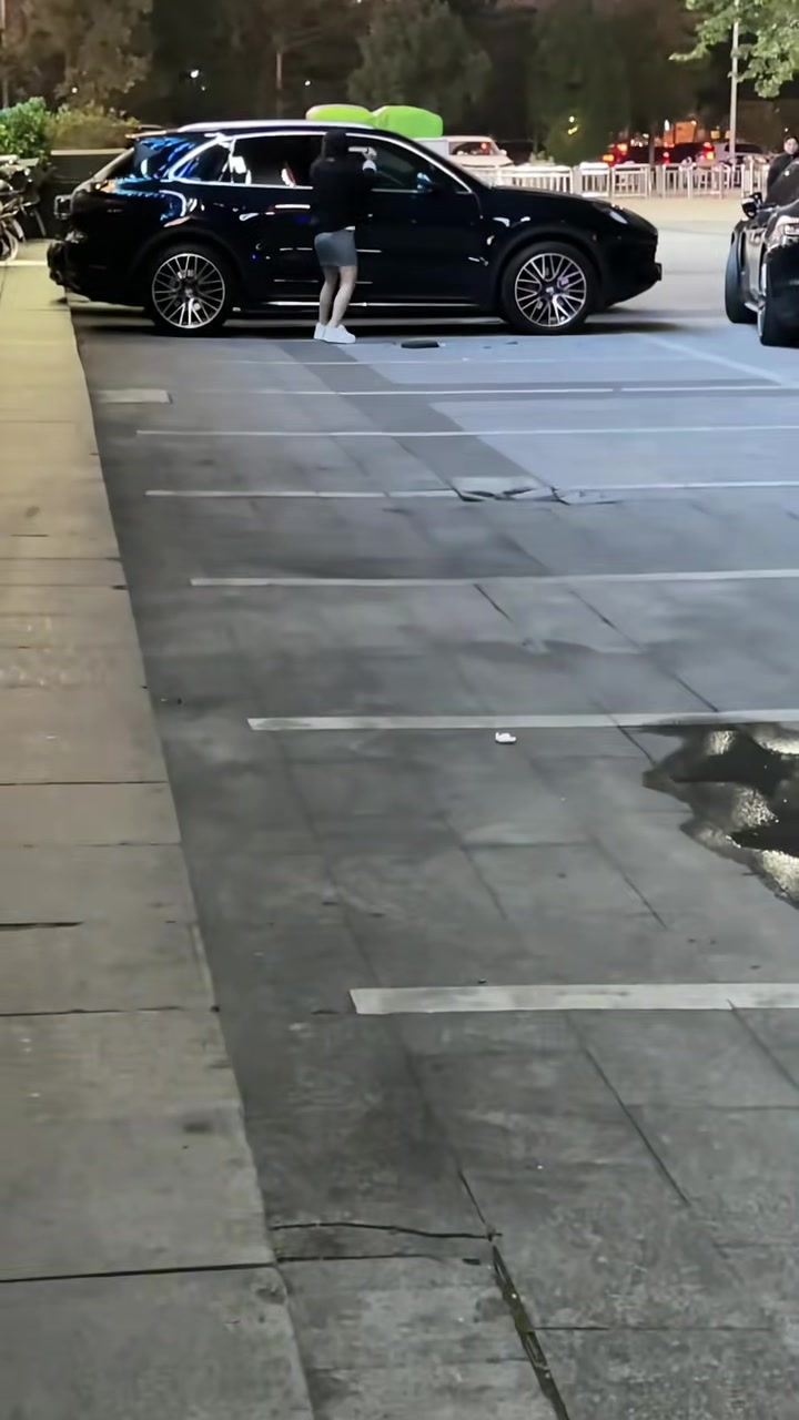 小姐姐抱起石块砸保时捷！遇到渣男了