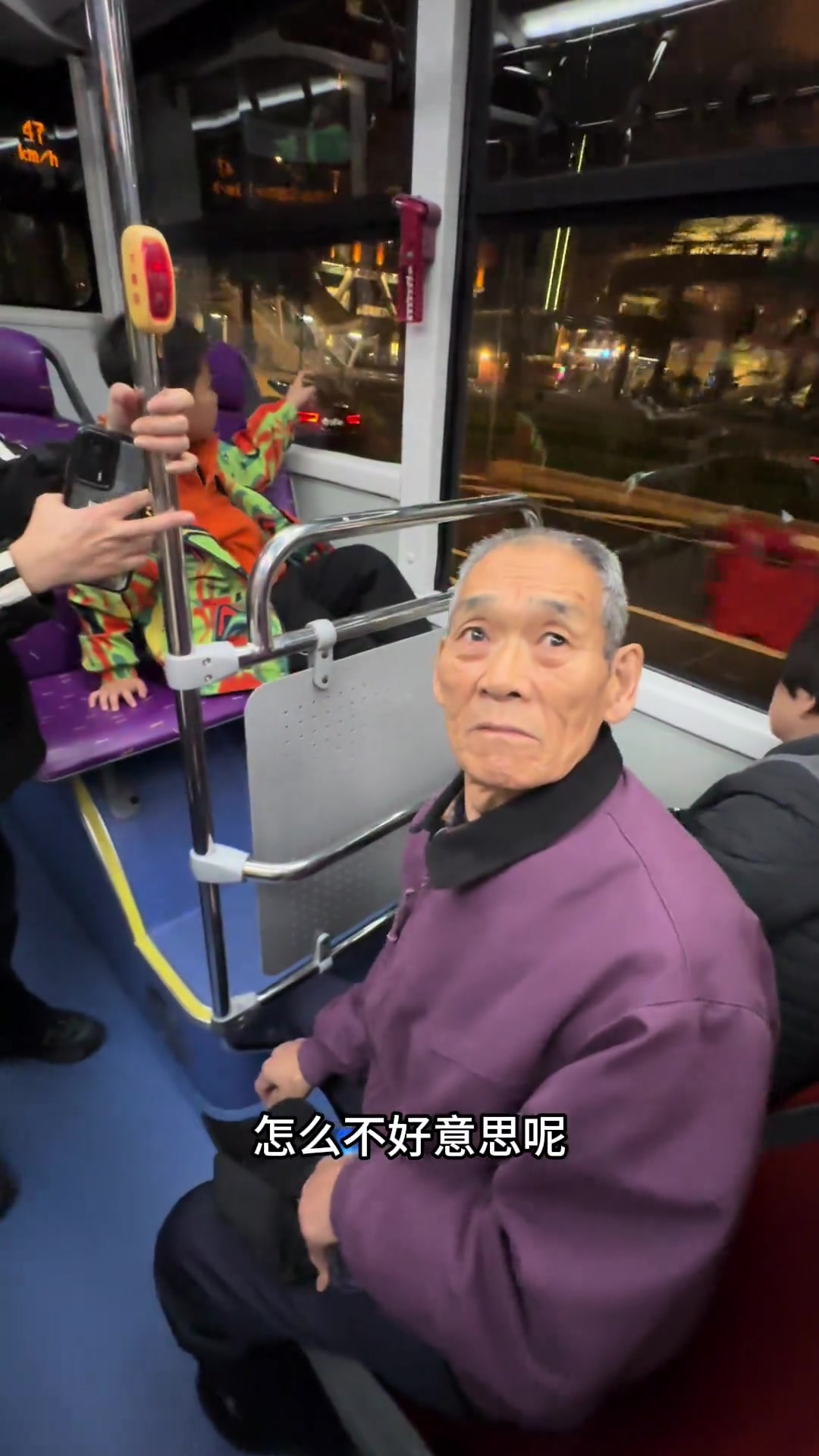 老戏骨一秒入戏啊！骗的一旁大哥都要动手了