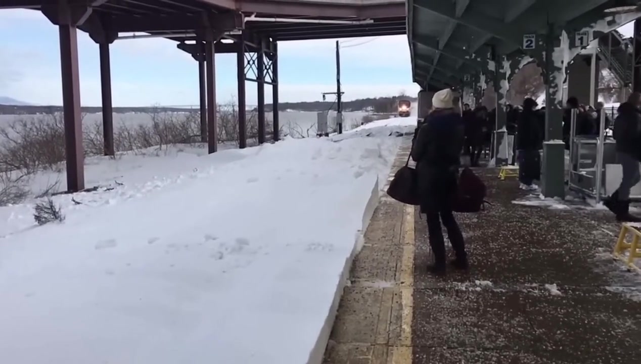 在雪地里火车进站的瞬间！