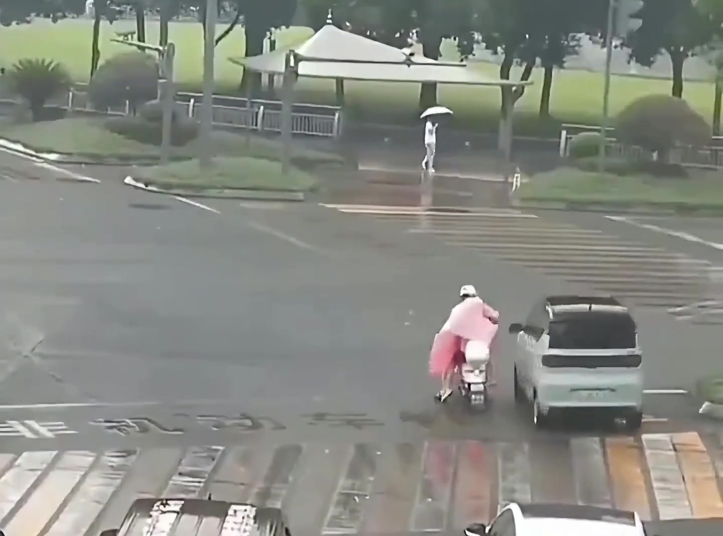 电动车女的吓得不轻