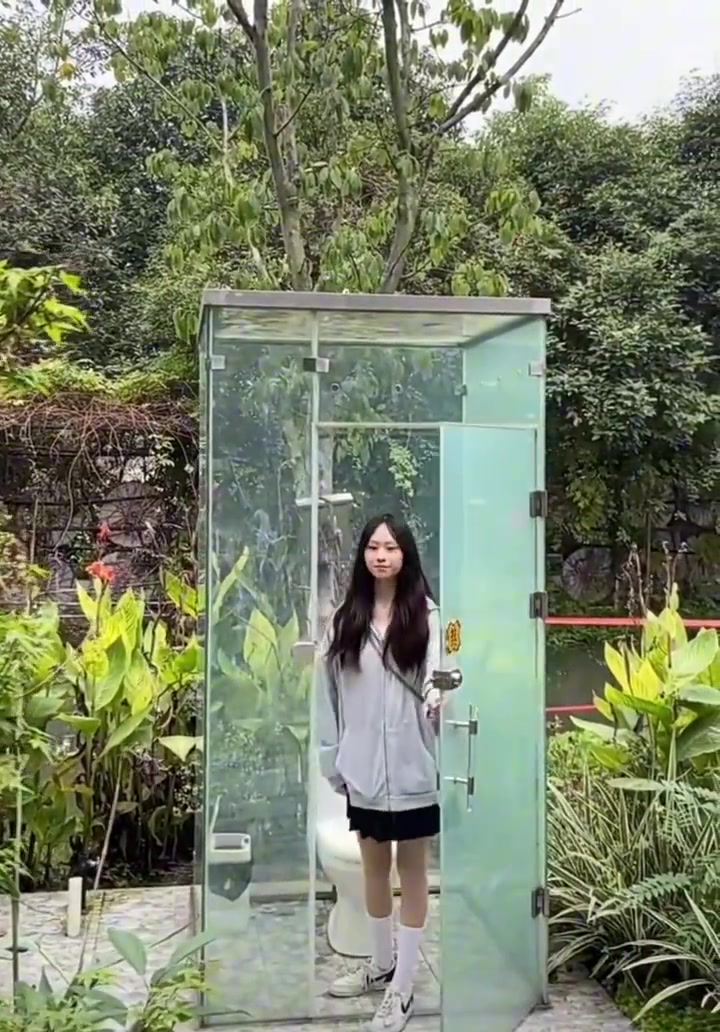 这与当街拉屎无异