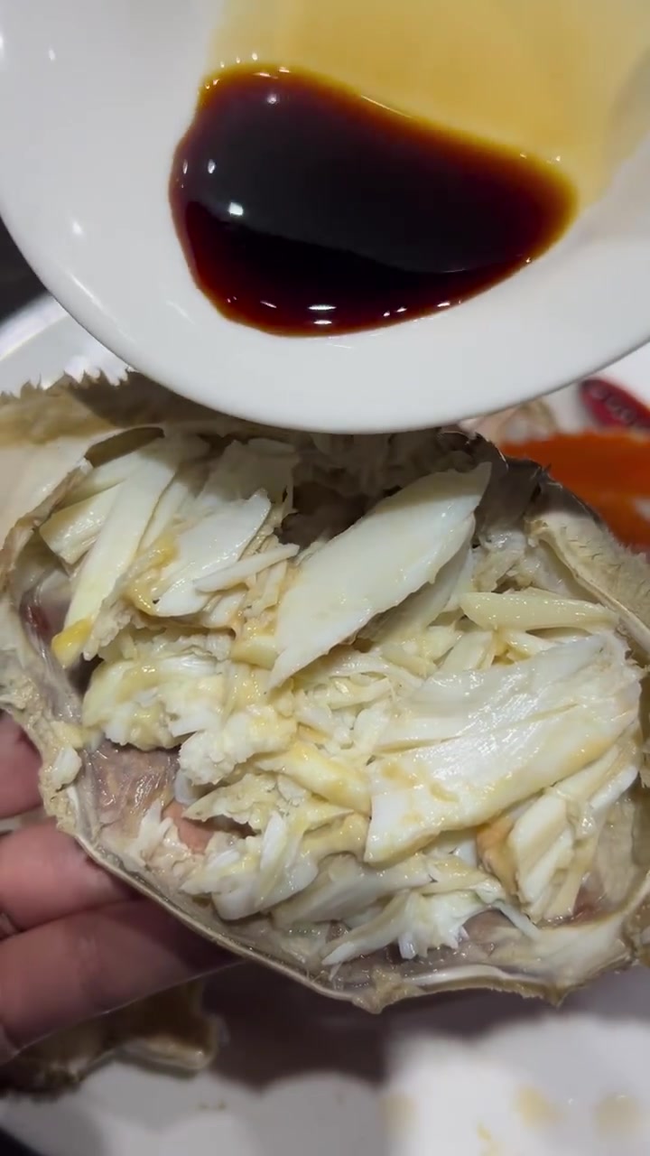大口吃蟹肉才是吃蟹的最好境界，这样吃超满足