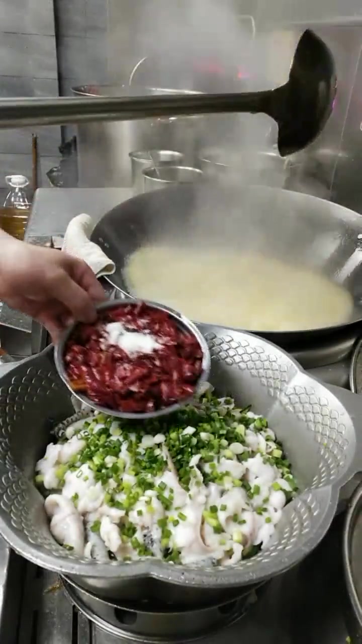 这个菜全靠热油一泼，灵魂味道就出来了