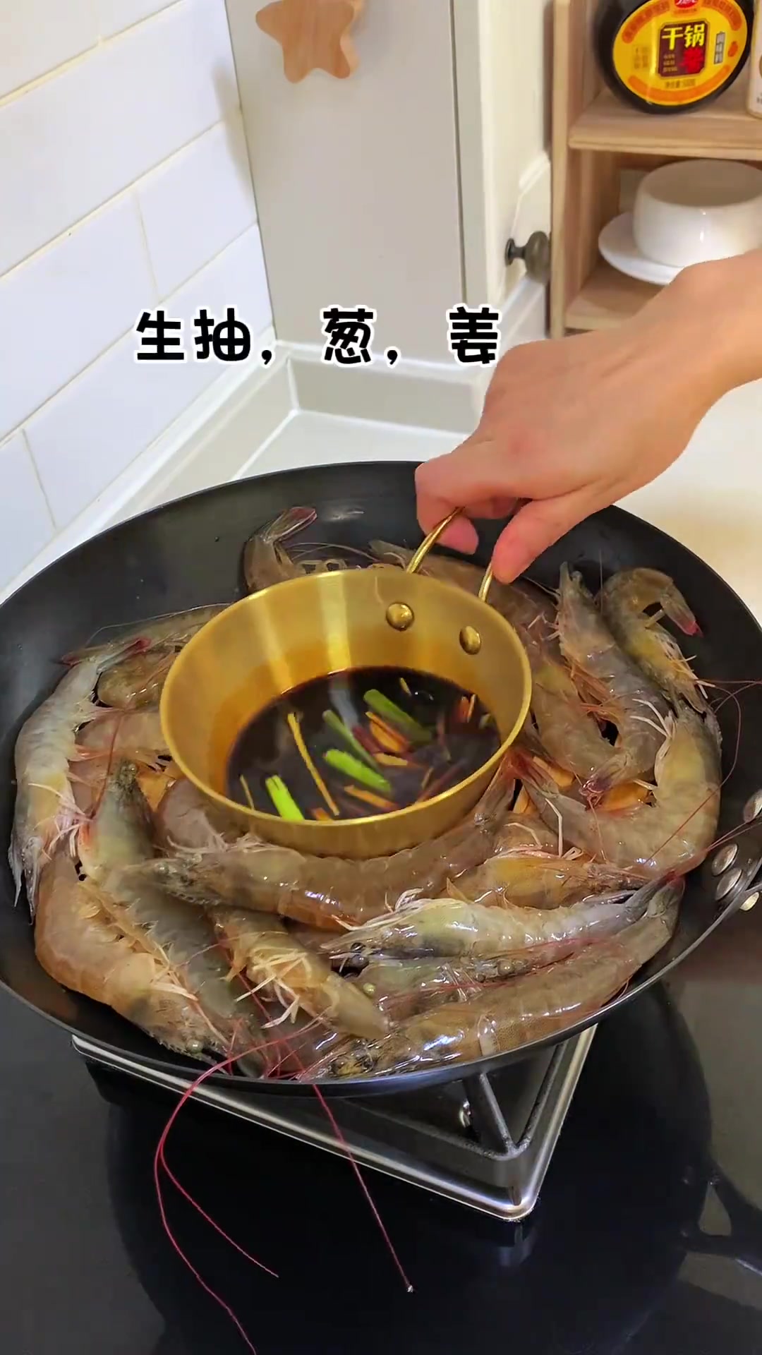 白灼大虾正确做法，虾肉鲜甜原汁原味，好吃到停不下
