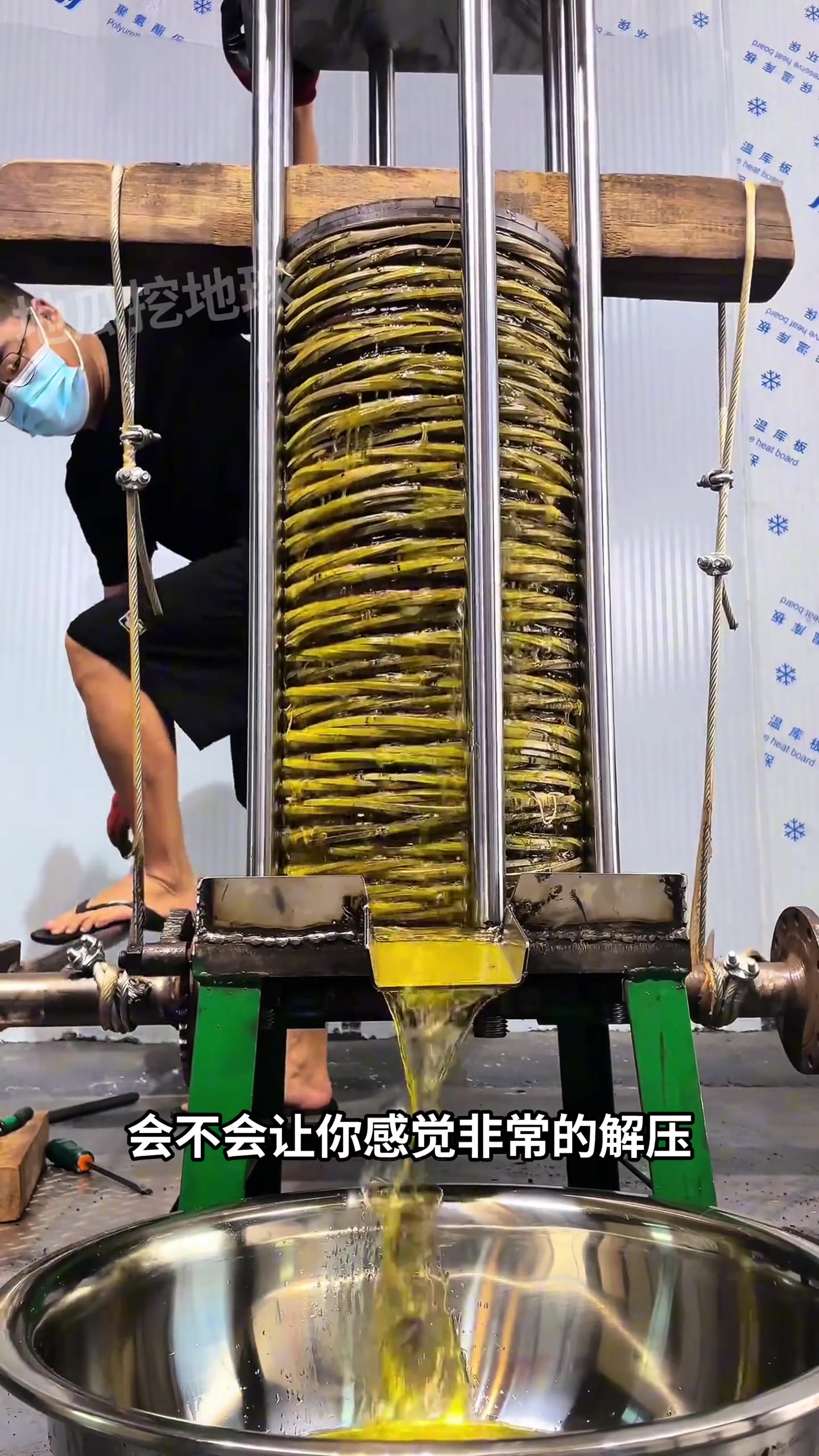 古法榨油的过程，看起来非常解压！