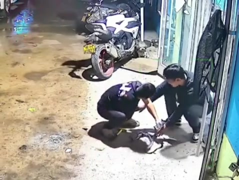 你这一笑，他感觉更疼了！