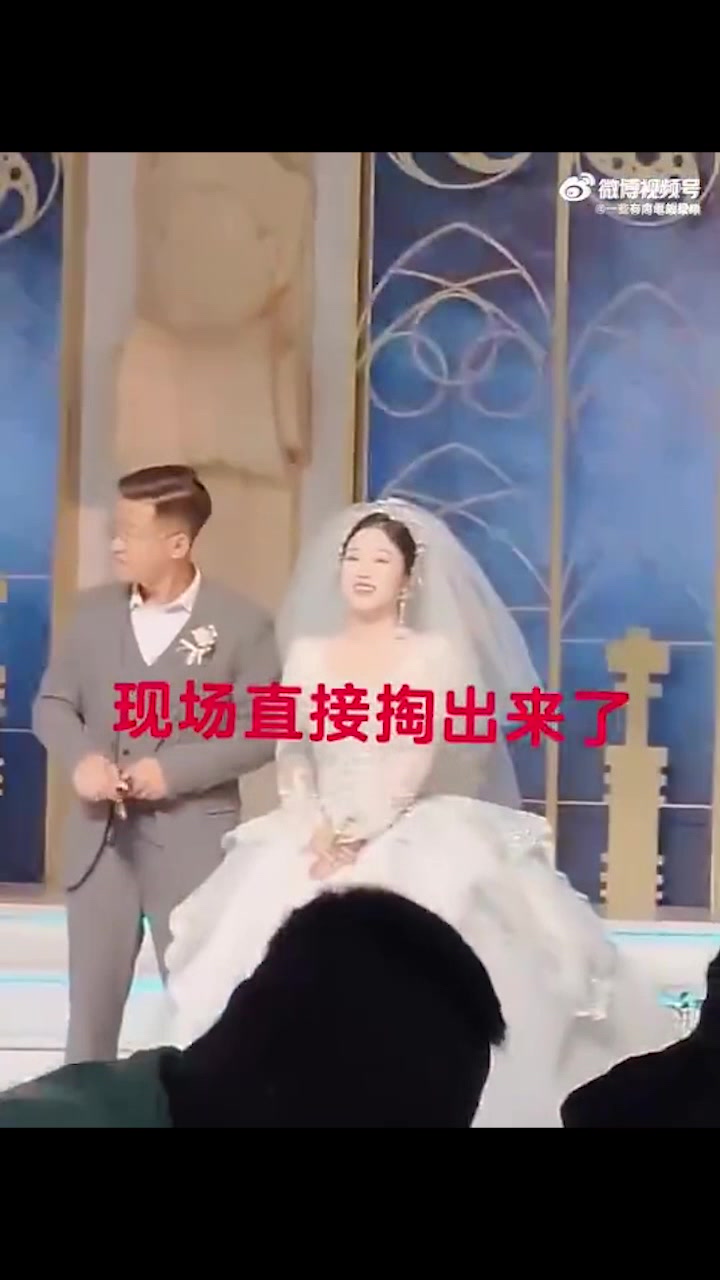 新郎在婚礼现场直接掏出了槟榔开嚼.....