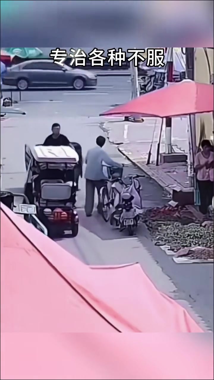 这家伙以为自己骑的自行车呢