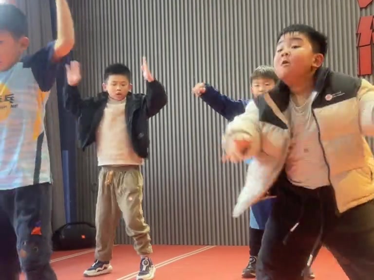 小小年纪就活力四射！小孩儿跳舞可以啊！