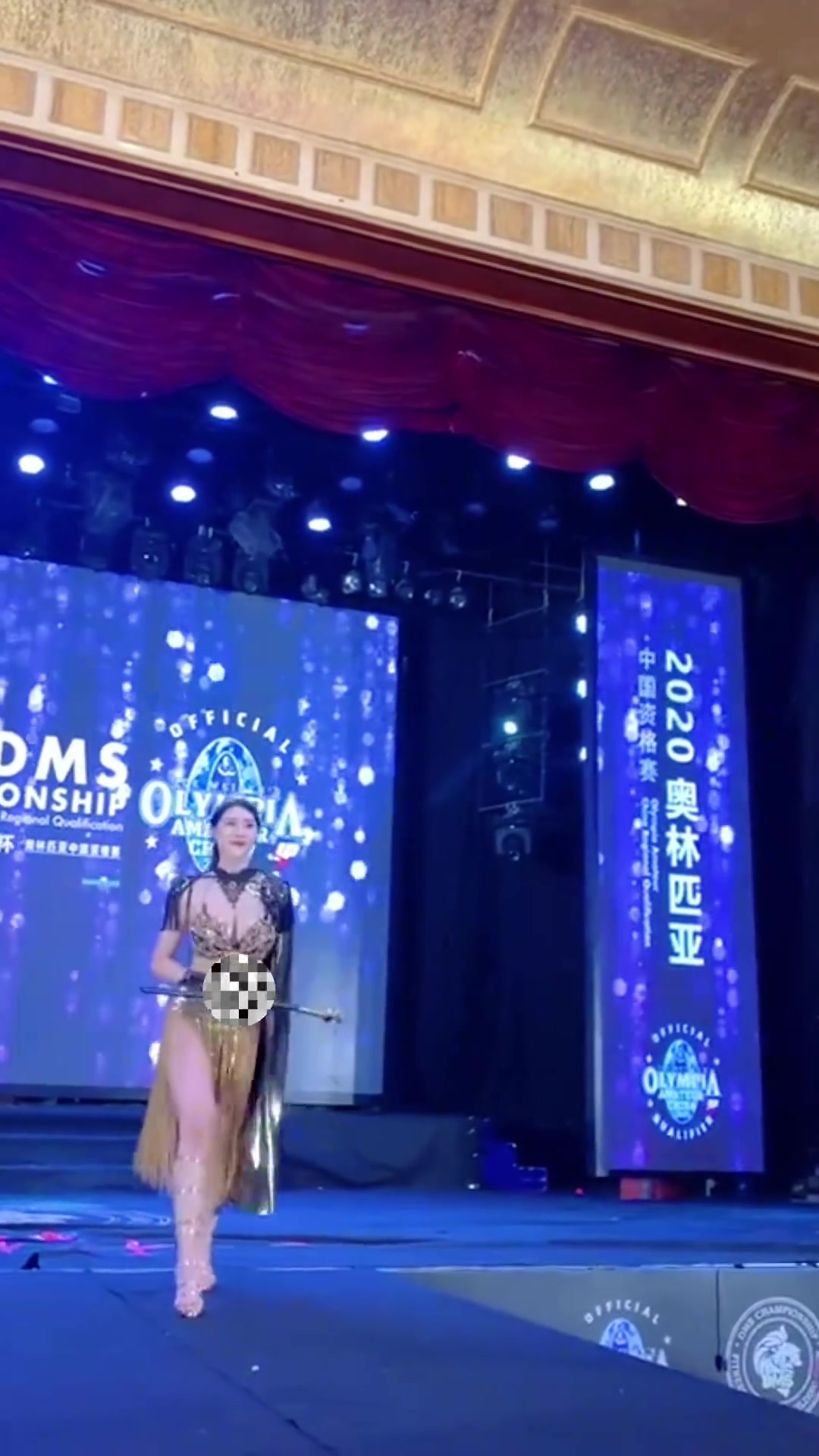 特邀美女裁判刘太阳这身穿搭真是太大胆了
