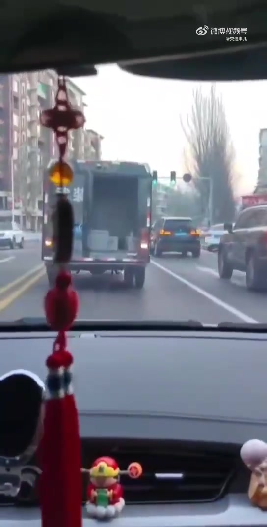 车门不关就上路，里面东西不会掉出来吧！