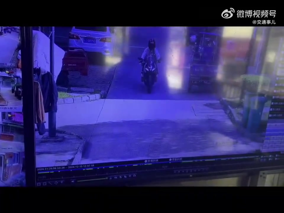 自行车撞翻大摩托，小男孩人生中第一次交通事故