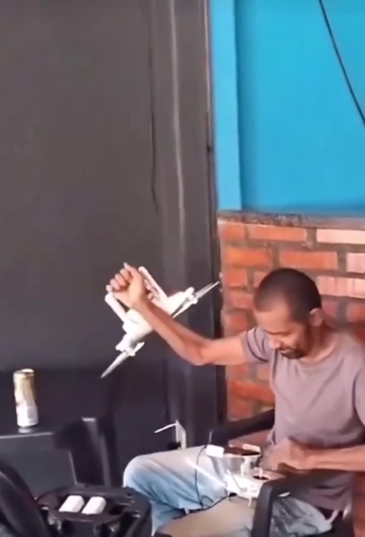 老外胳膊确实结实！好几下之后出血了