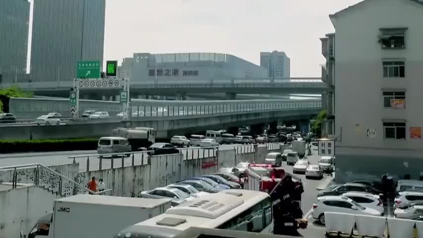 谈是要谈的，就看宝马赔消防车多少，罚款多少，扣分多少！