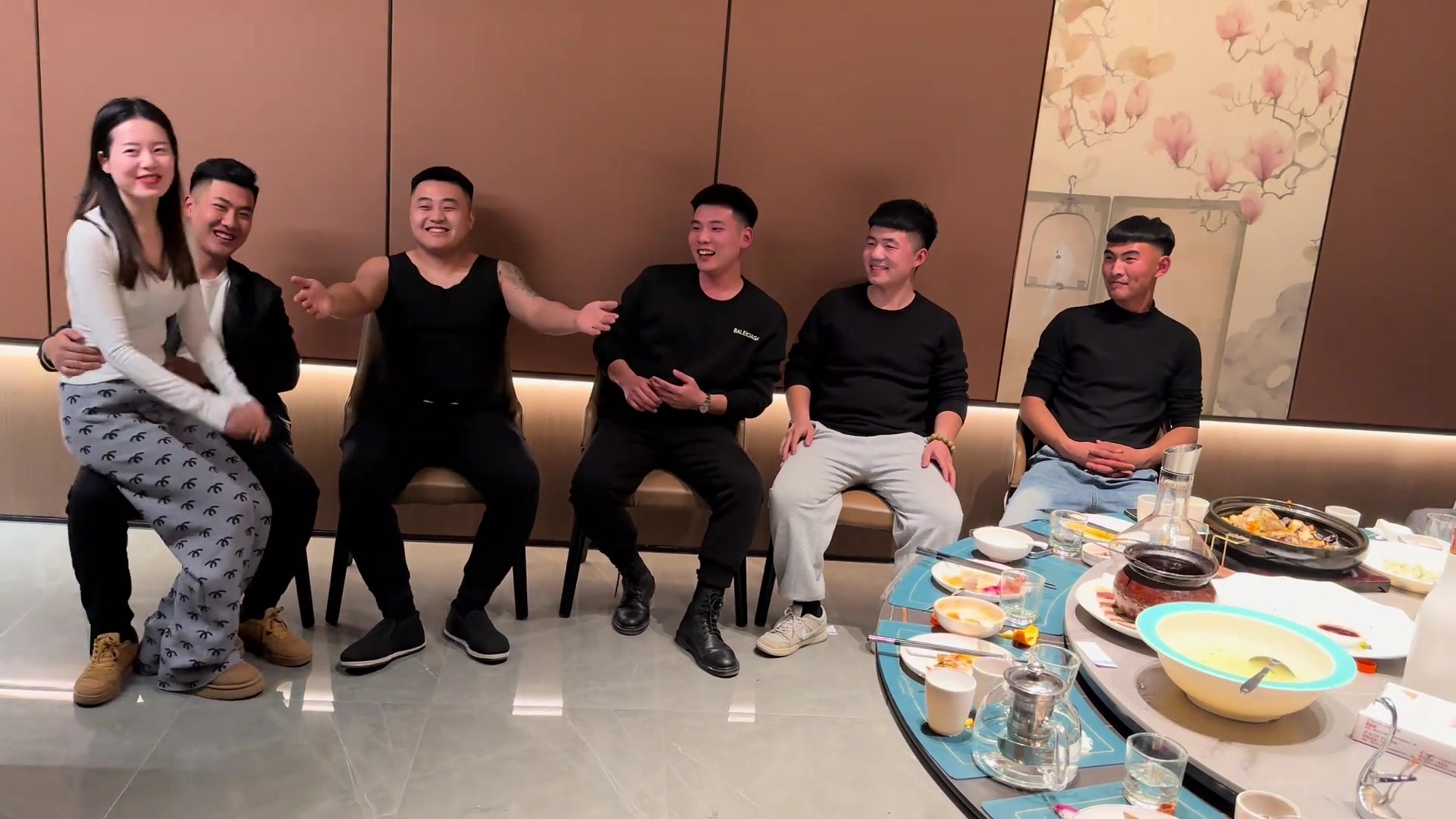 果然男女的气质都是相对应的，老婆出来前我就预测左二老婆最漂亮