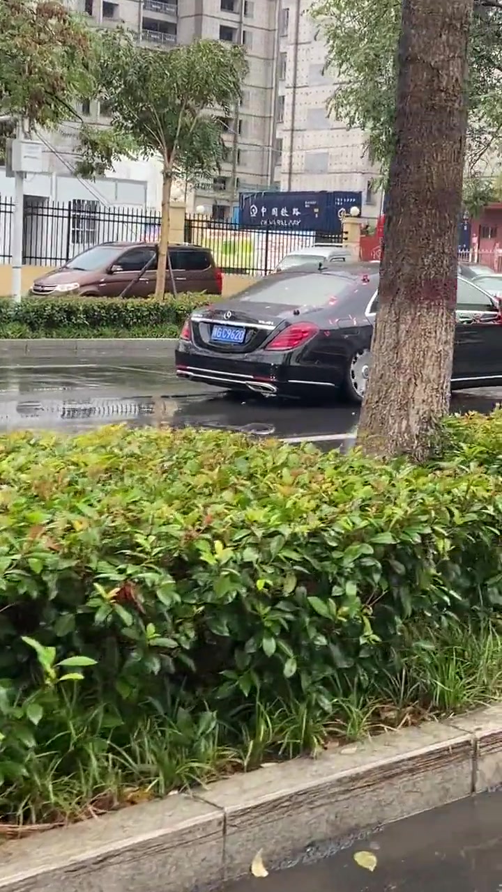 这迈巴赫是坐几个人啊能把车压成这样！