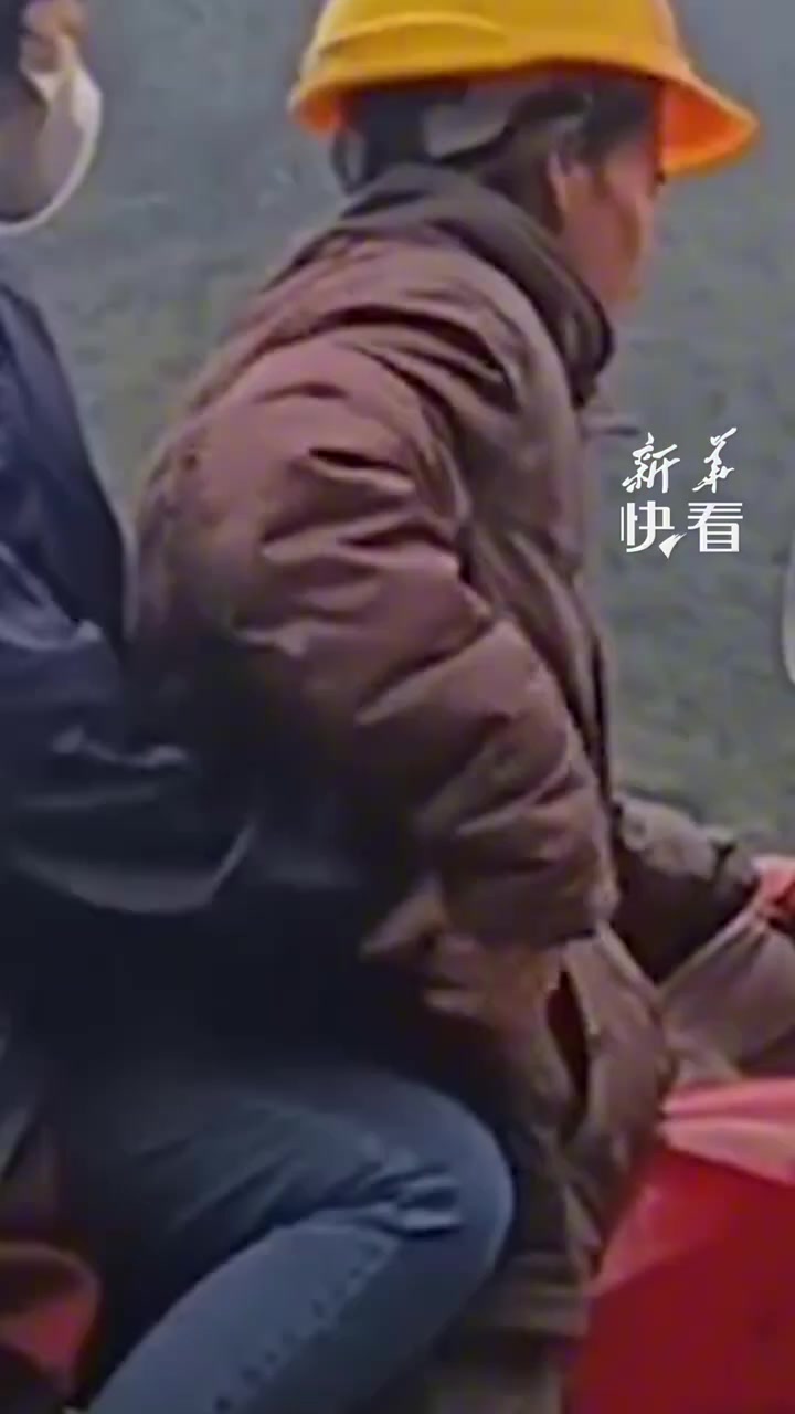 再看这一幕依旧感动夫妻寒风中骑行，丈夫一个细节让人暖心