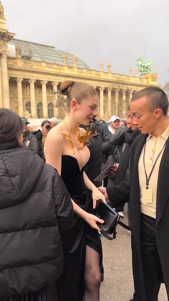 美女礼服胸垫歪了一旁热心男子直接上手帮忙整理